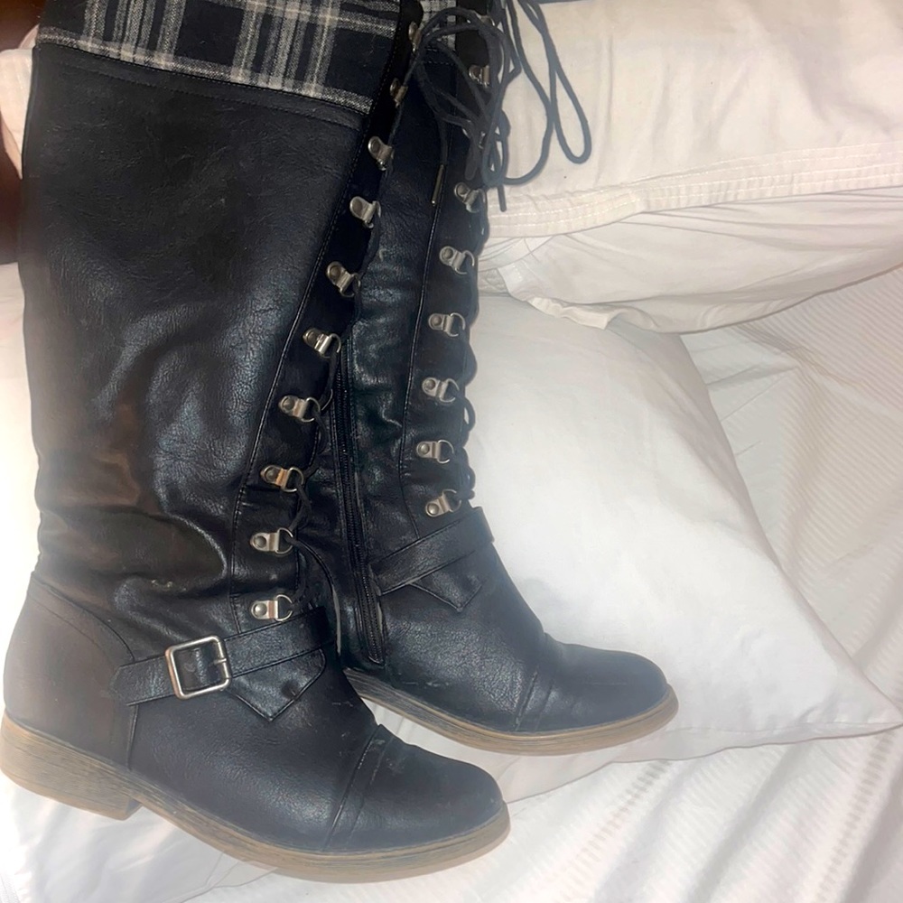 Shoedazzle zip up below the knee boots